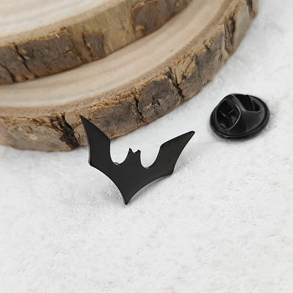 Classic bat men's lapel pin, 316L stainless steel gold-plated badge, black brooch for suit accessories, Halloween gift
