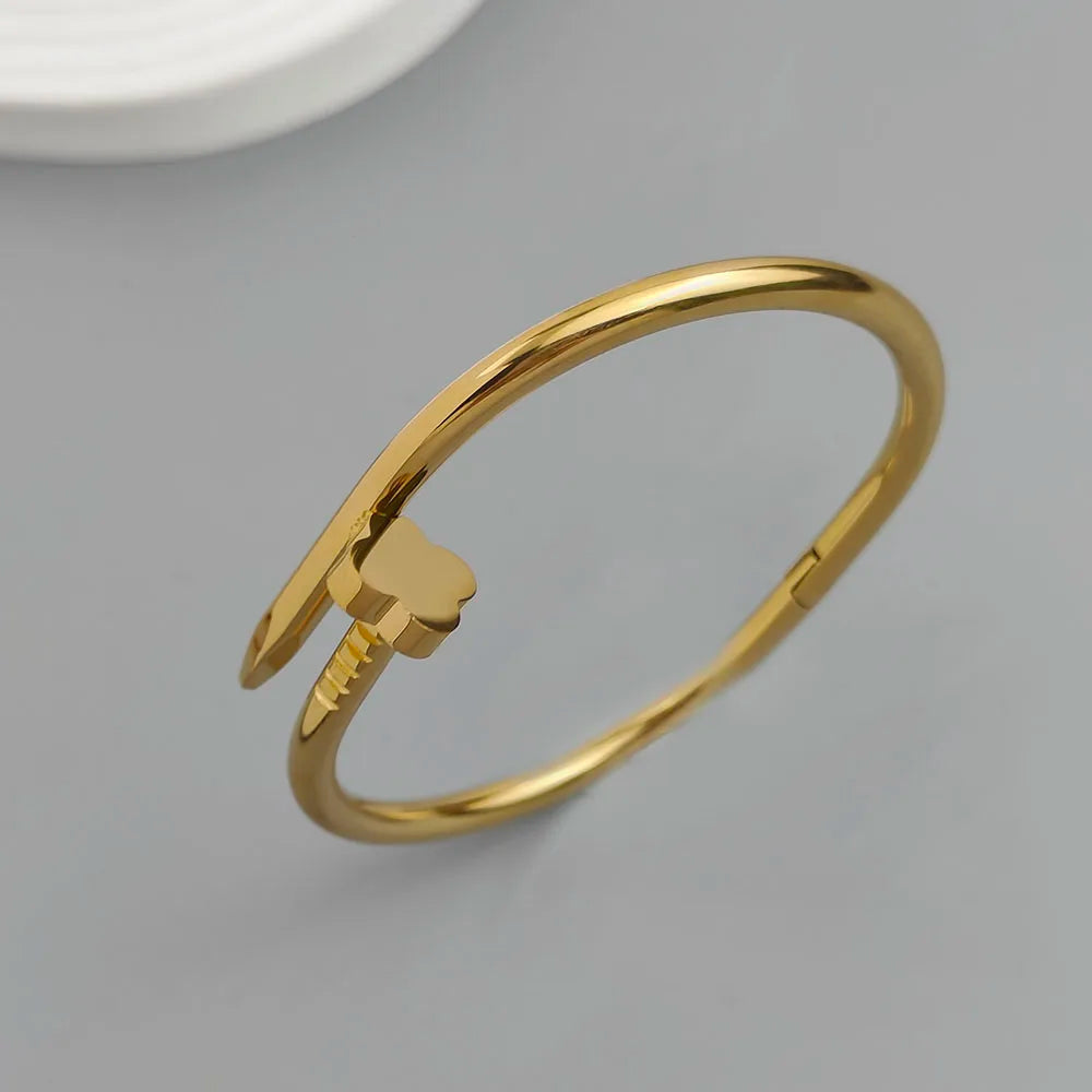Charming love four-leaf clover ball nails stainless steel women's bracelet, waterproof and rust-free bracelet, worn by couples