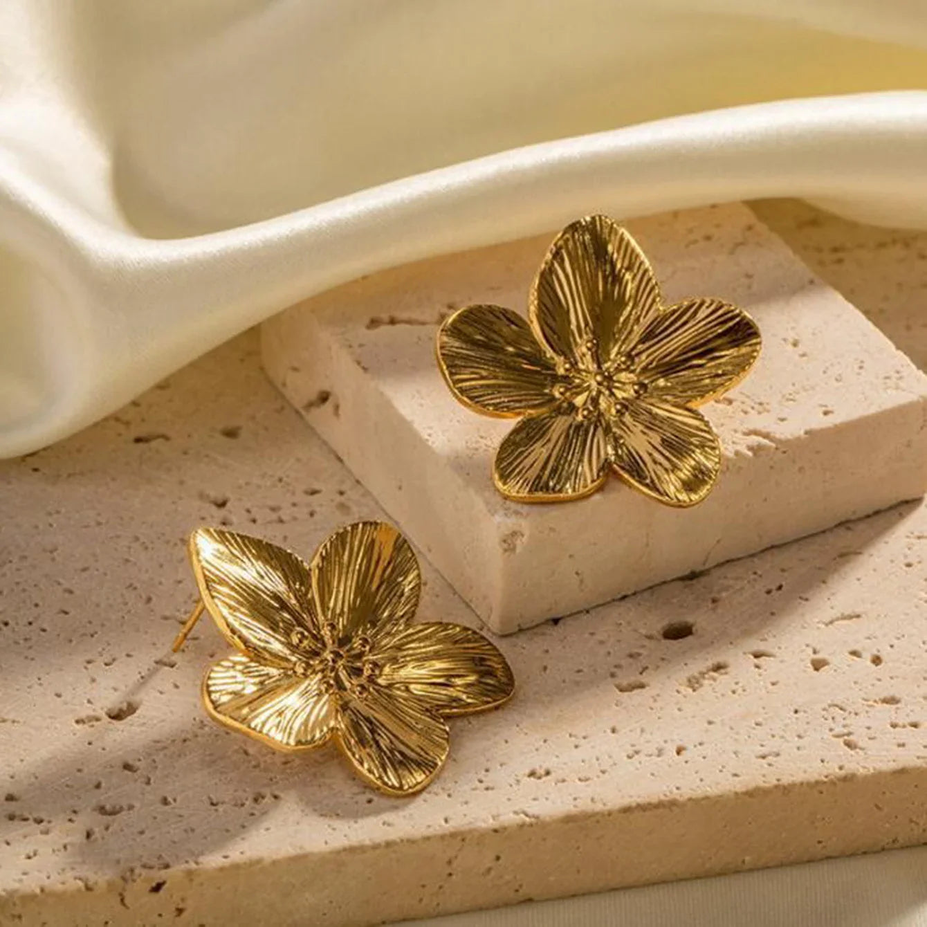 Uworld Hypoallergenic Stylish Vintage Flower Stud Earrings Premium 18k Gold Plated Stainless Steel For Women Party сережки женск