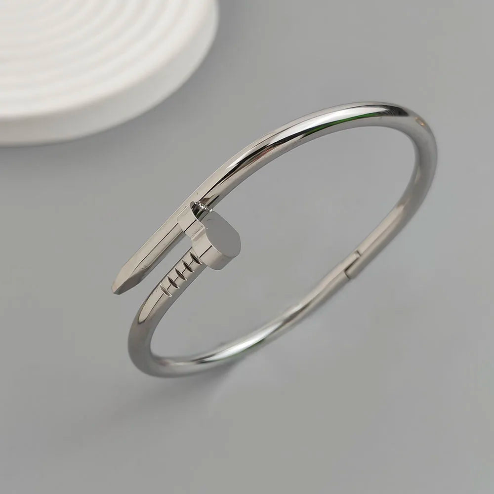 Charming love four-leaf clover ball nails stainless steel women's bracelet, waterproof and rust-free bracelet, worn by couples