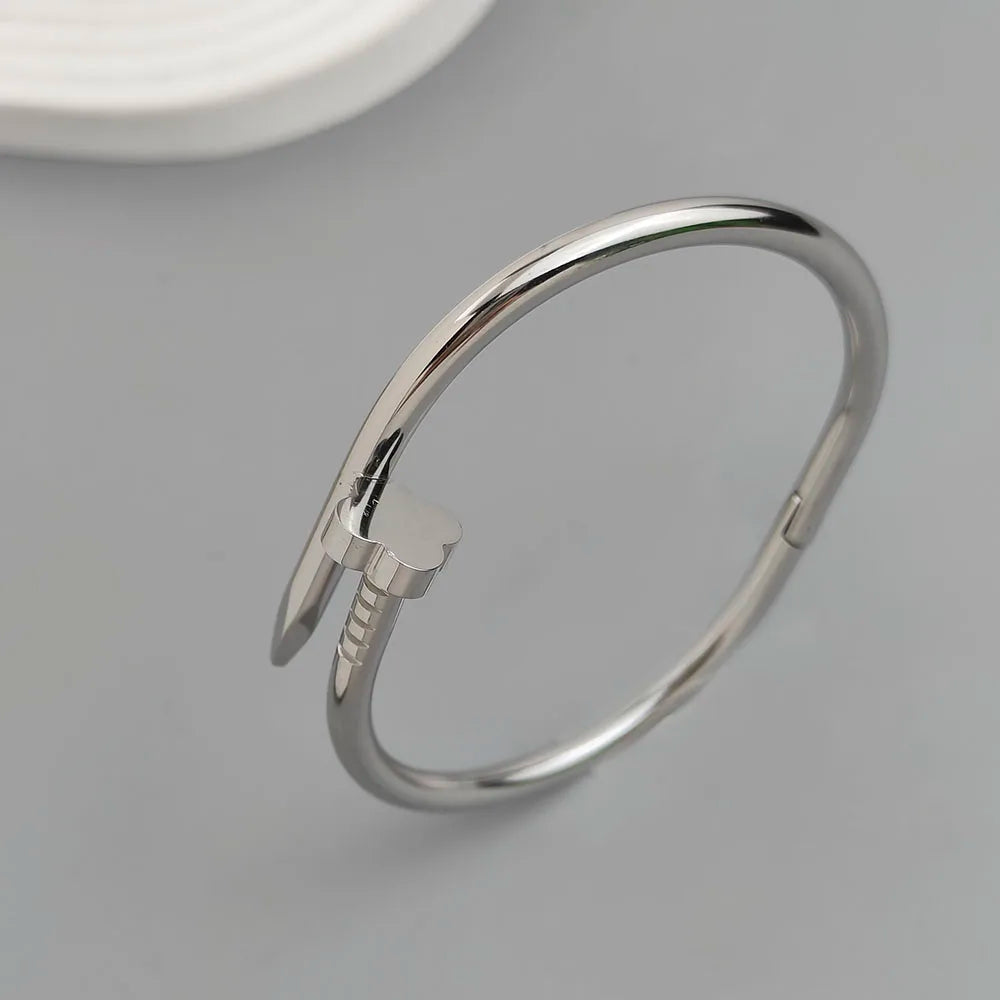 Charming love four-leaf clover ball nails stainless steel women's bracelet, waterproof and rust-free bracelet, worn by couples
