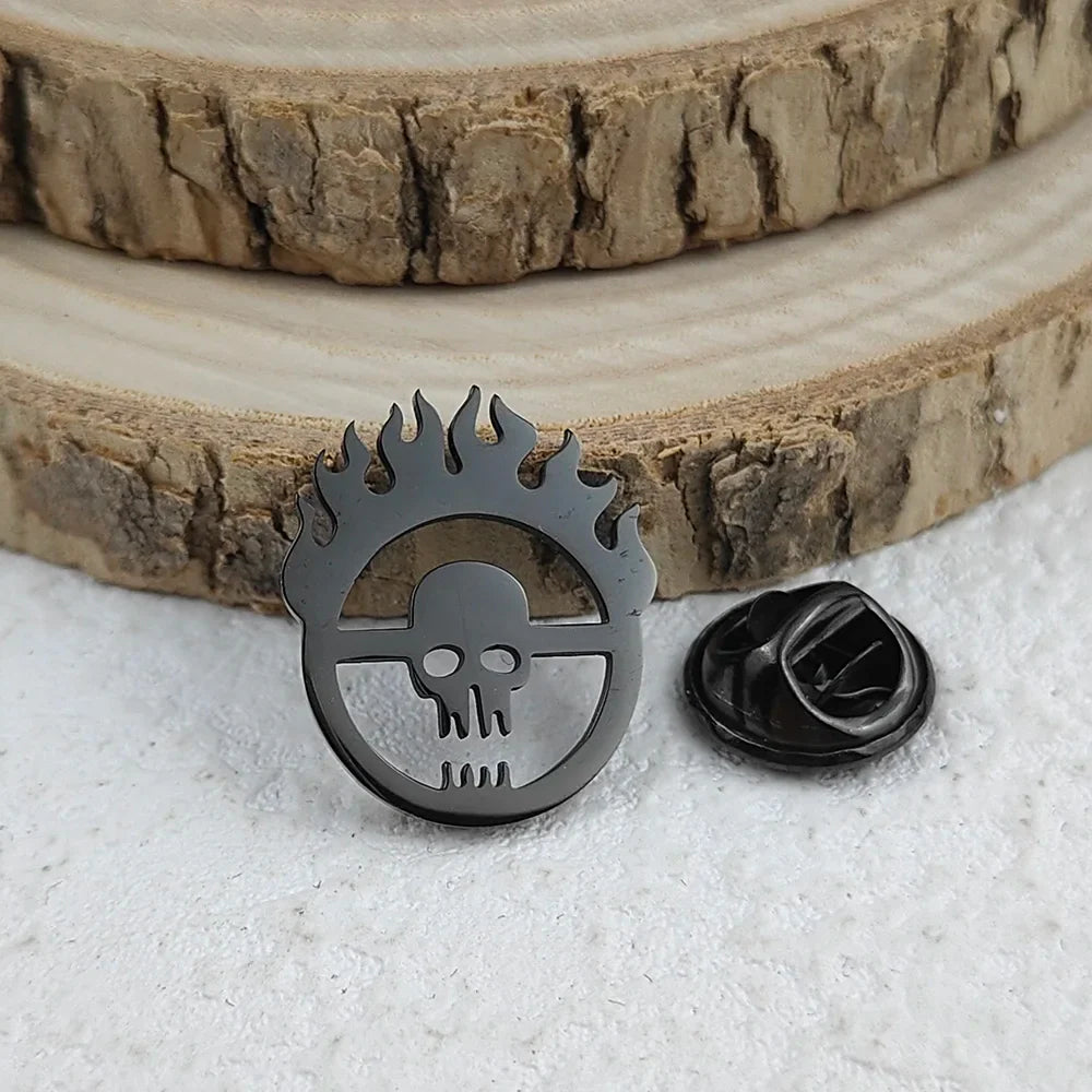 New flame skull men's lapel pin, 316L stainless steel gold-plated badge, black brooch for suit accessories, gift for father