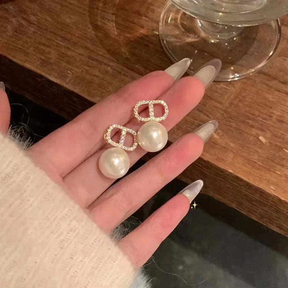 Fashion Unique Glossy Shell Flower Pendant Earrings for Women Temperament Pearl Earrings Sweet Design Wedding Gifts