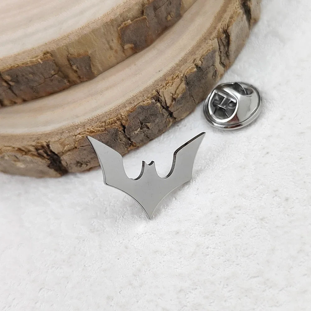 Classic bat men's lapel pin, 316L stainless steel gold-plated badge, black brooch for suit accessories, Halloween gift