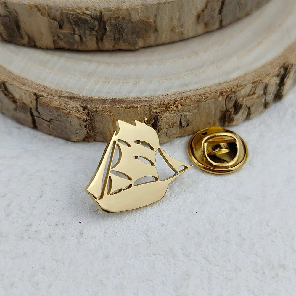 Creative pirate ship men's lapel pin, stainless steel gold-plated badge, black brooch for suit accessories, gift for father