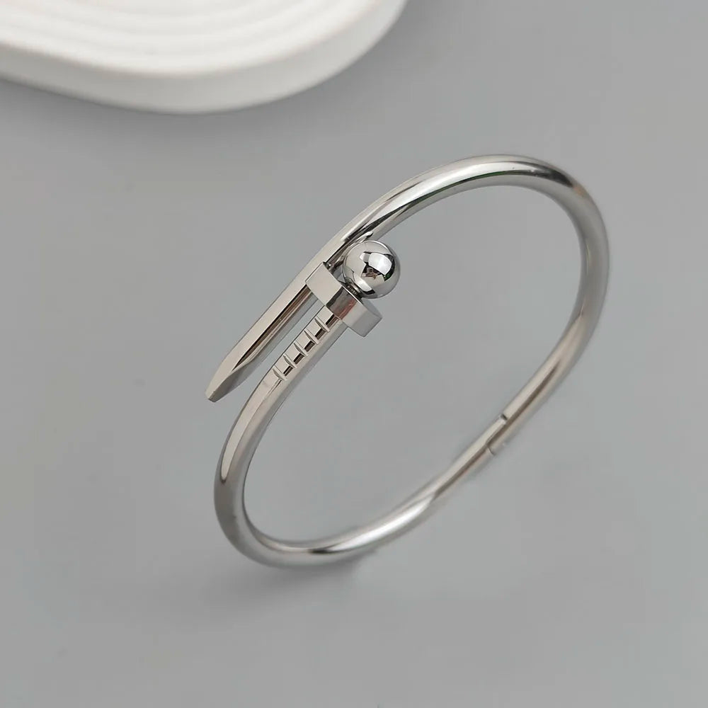 Charming love four-leaf clover ball nails stainless steel women's bracelet, waterproof and rust-free bracelet, worn by couples